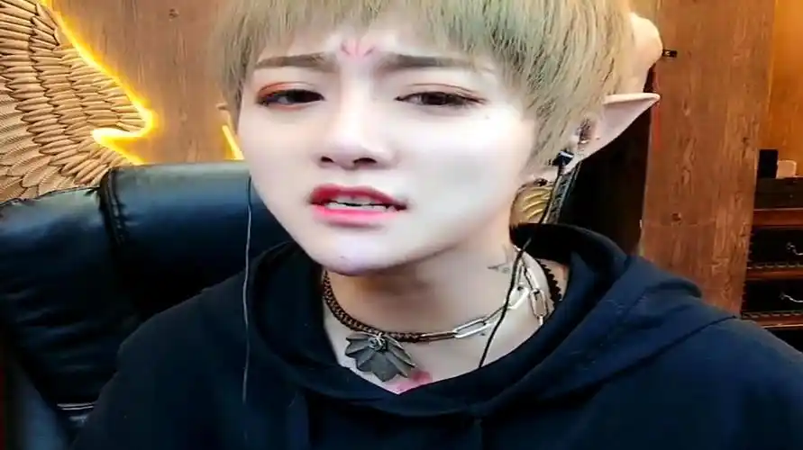 快手爆红女烟嗓,一首《渡我不渡她》,好听到爆,造型好独特-美食视频