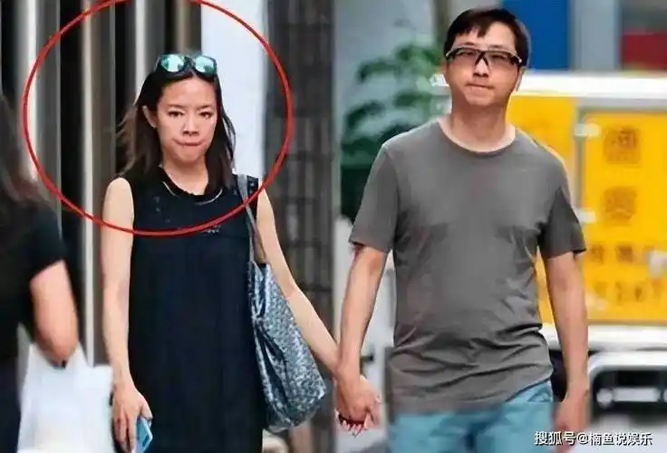 庾澄庆全家参加哈利毕业典礼,现任妻子气质非凡,前妻伊能静缺席_张