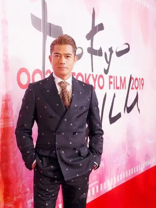 郭富城背头发型图(不仅梳成大背头还染了新发色)(4)