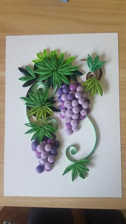 自从在网上看到衍纸画就喜欢上了它,跟着电视教程学着做,现在已经深深