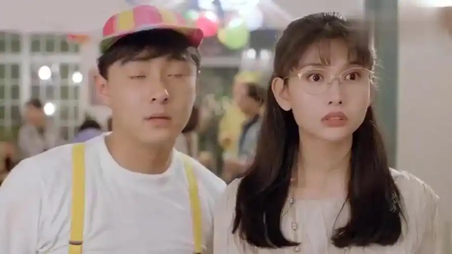 超级学校霸王余铁雄入学长这么大了还要家长接送