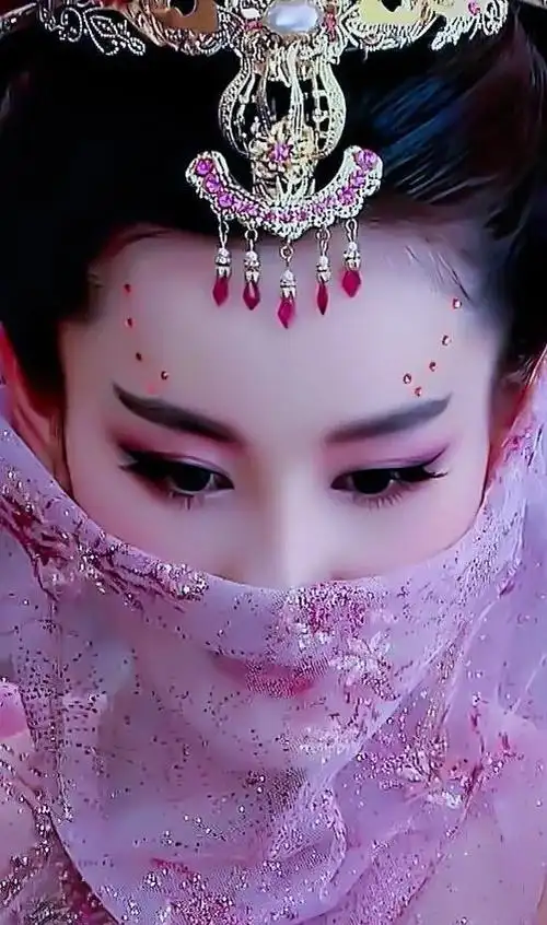 "妲己"扮演者,前几位都是靠化妆,只有她"媚"到骨子里