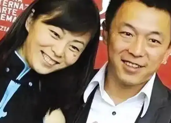 黄渤一家阿那亚旅游,妻子小欧专心玩手机,大女儿正面像母亲