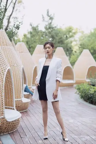 今日身着白色长西装搭配黑色紧身短裙|万茜_新浪新闻