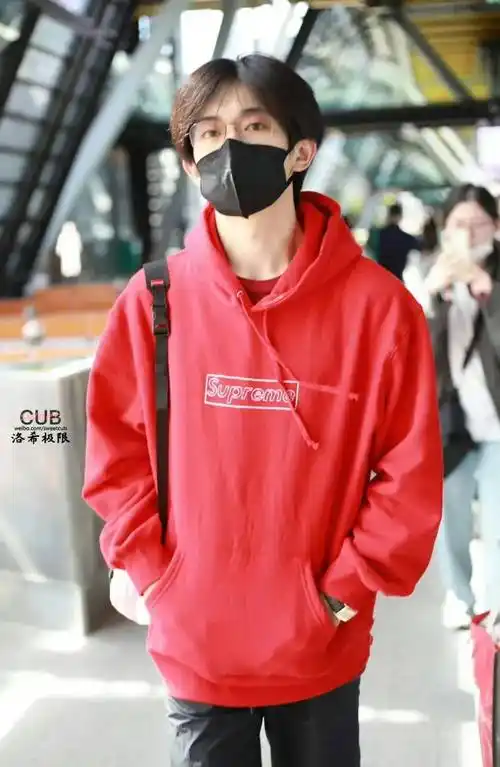 易烊千玺身穿红色卫衣回国