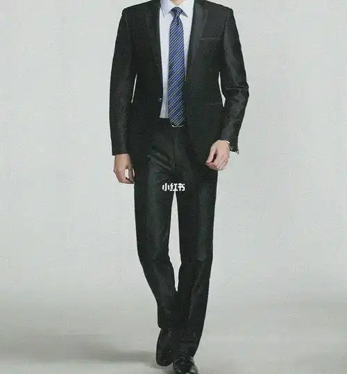 男士西装着装的礼仪:正装西装包括上衣,衬衫,领带,西裤,腰带,袜子和