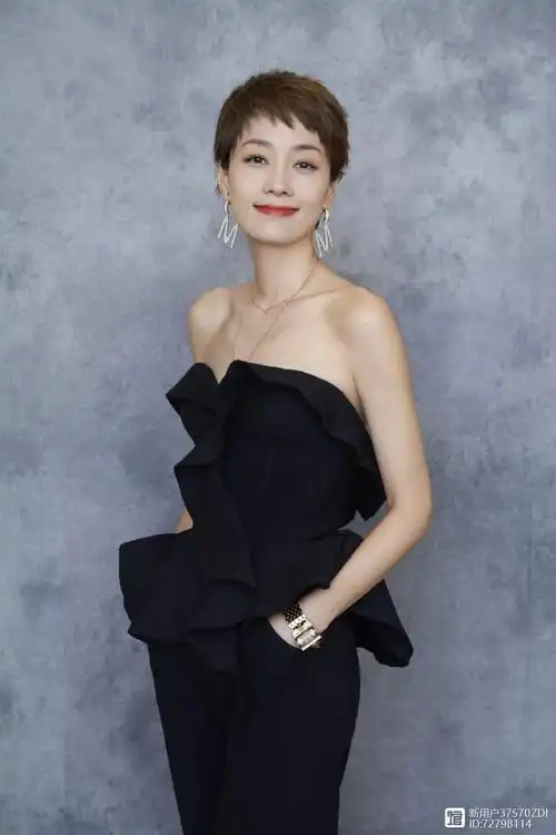 马伊琍首次征战巴黎时装周,穿黑色西装独立干练,身材瘦成纸片人