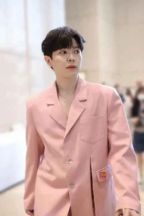 尤长靖披哥上班饭拍路透  粉色v领西装造型清爽帅气!