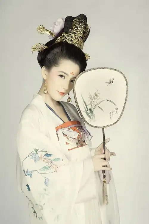 凤栖梧复古摄影#唐装#美人图#工笔画#古装# 轻罗小扇白兰花,纤腰哟