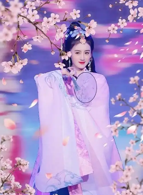 28岁袁冰妍饰貂蝉照曝光,清新典雅却藏不住妩媚,身材纤美