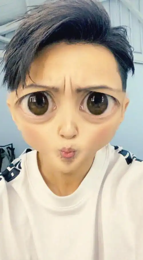 吴尊晒九宫格表情包跟neinei和max真心话大冒险输了