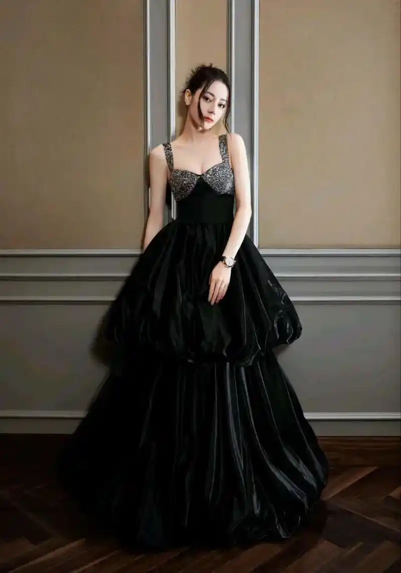 迪丽热巴|黑色镶钻礼服封神!不愧是路透都杀疯了的美貌