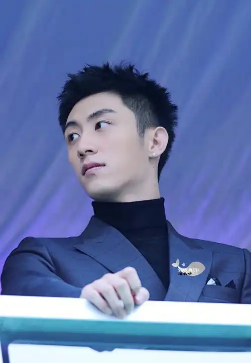 黄景瑜正装杀,满脸笑意的牵着马儿,举止投足散发迷人魅力