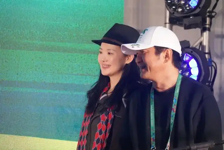 婚后28年无儿无女,49岁夺影后,网友:这对cp我磕了(王霏霏初恋男友)