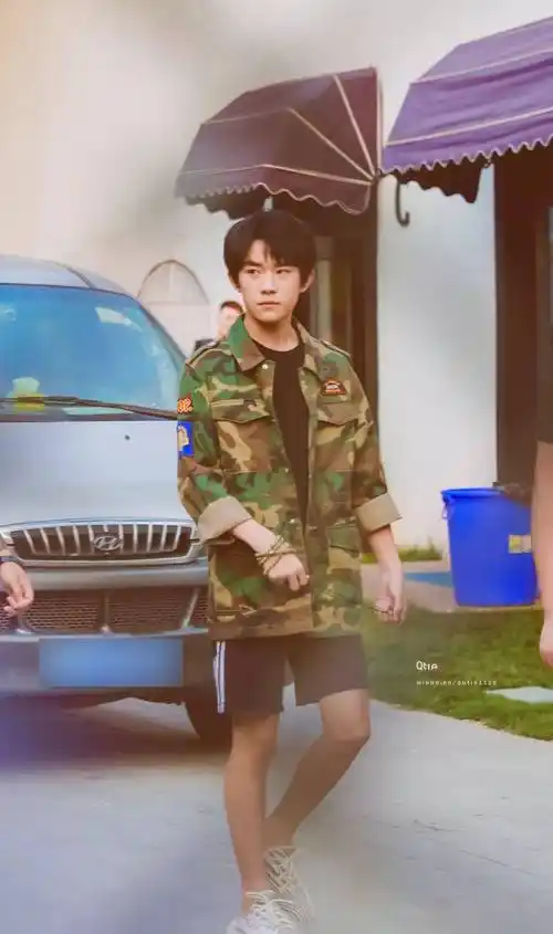 穿迷彩装的易烊千玺好帅!