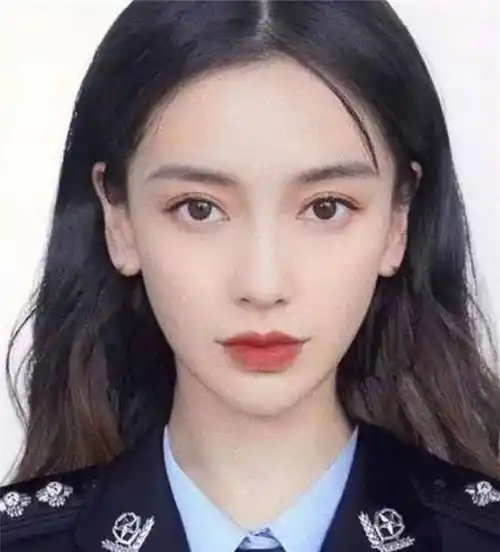 女明星拍证件照,baby精致,刘诗诗温柔,看到杨幂:给校霸让路!