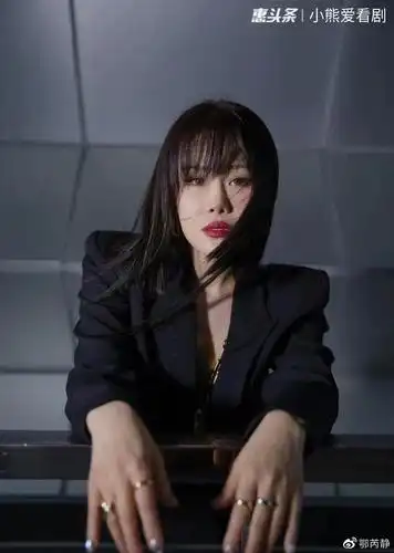 从图片中可以看出 袁娅维 身穿黑色 西服 ,秀小蛮腰,傲人胸围也抢镜