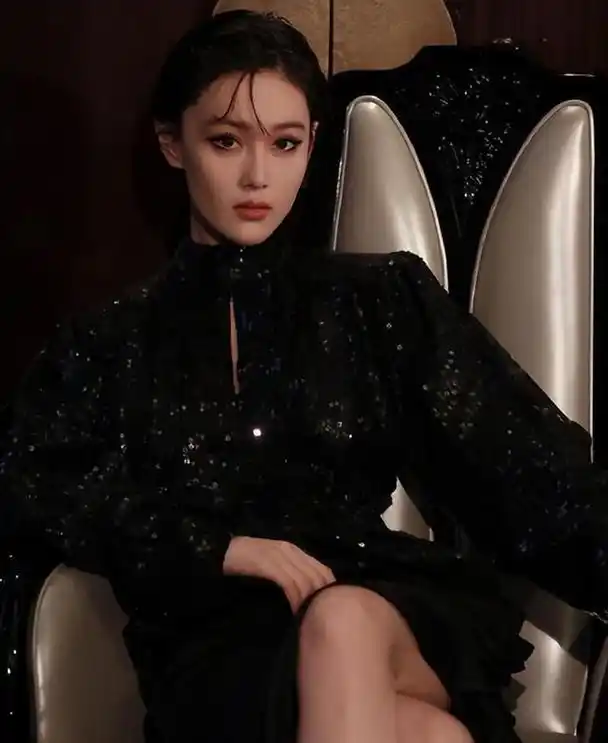 张馨予才是"大号水蜜桃",泳衣照又纯又欲,感觉走光