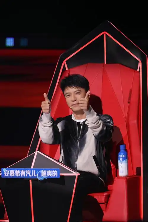 中国好声音#@李克勤【导师剧照大赏】送上~激烈的竞逐中总少不了壳谮