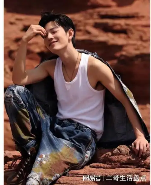 肖战的三十岁写真俏皮可爱却又不失成熟性感