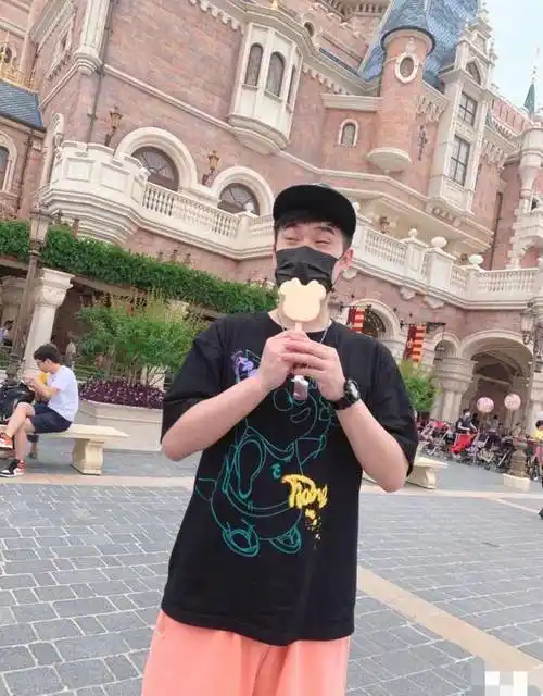 原创陈赫大女儿身高已到爸爸腰部穿小黄裙逛游乐场嘴唇鼻子神似陈赫