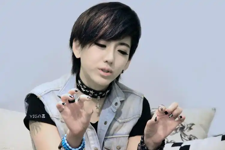 "顶流快女"刘忻:曾被陈晓力挺,缘何巅峰即陨落?选择大于努力