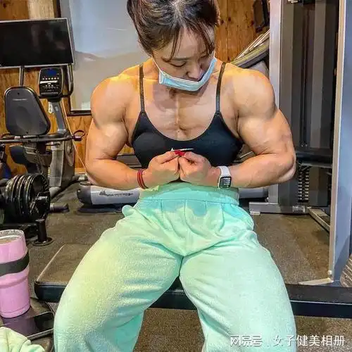 最巅峰状态的肌肉女an02da02jeong67无与伦比的肌肉棱角和线条