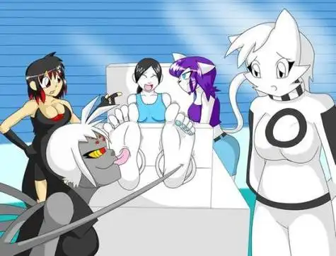 师生间相互挠挠脚心,踮踮脚跟 三用游戏表演的方法巩固脚丫的外形特征