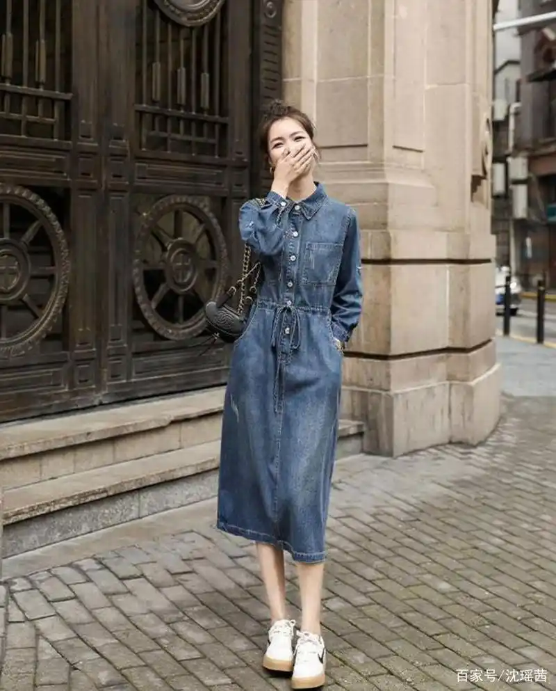 今季牛仔连衣裙又火起来了,简单搭配一双小白鞋,就能收腰又显瘦