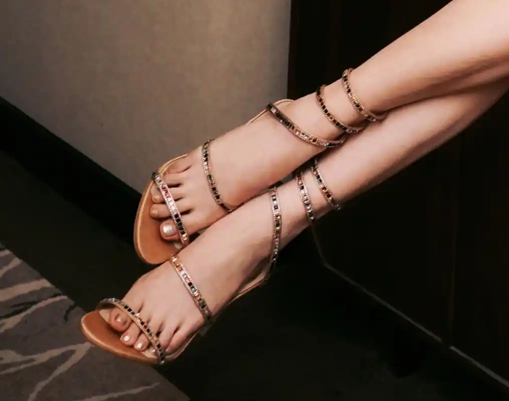 歌手许佳琪过年红装写真集,许佳琪修长的脚丫配上金色的凉鞋真是太