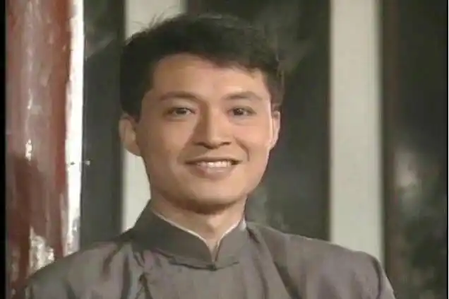 这张照片便是马景涛在《青青河边草》这部剧中饰演"何世伟"的造型,剧