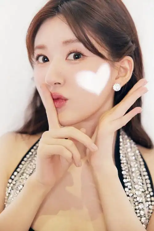 赵露思换小黑裙了#赵露思写真造型分享,黑色挂脖连衣裙优雅且气质