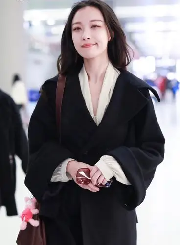 倪妮身穿黑色大衣现身机场,气场十足,真是风情万种的酷!