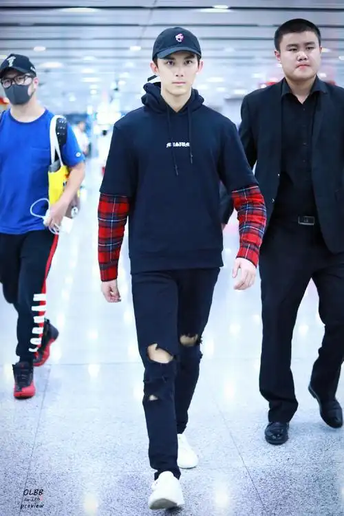 [吴磊][新闻]170920 吴磊上海飞北京高清机场 行程满满疲惫难掩