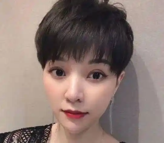 长刘海的超短发,可以修饰高额头,两边的头发短一些,更加利落有型,更加