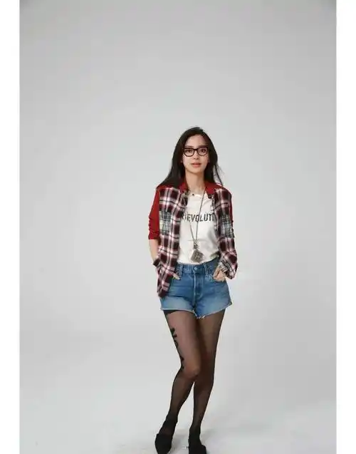 杨颖身穿牛仔短裤黑丝袜,时尚又性感_黑色_造型_紧身