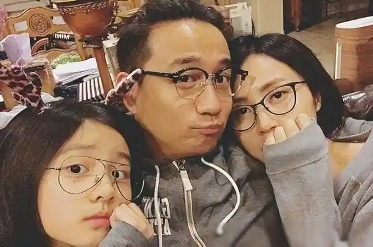 黄磊一家五口飞机上被偶遇,被指架子大引热议,网友:一直如此