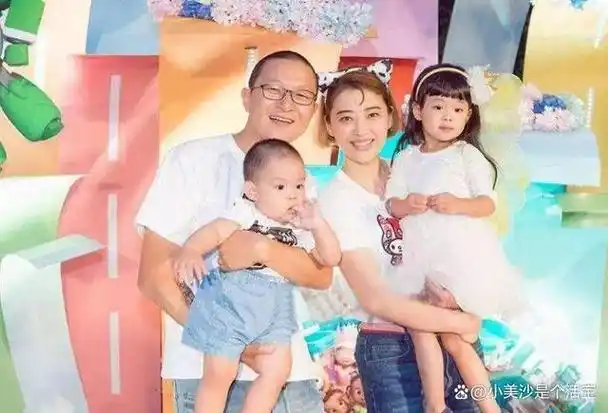 两年后,梅婷产下二胎儿子