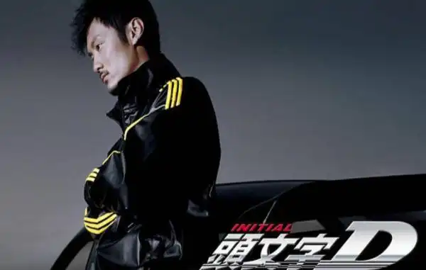 《头文字d》的中里毅,在剧中有一辆gtr,现实中更是豪车大户