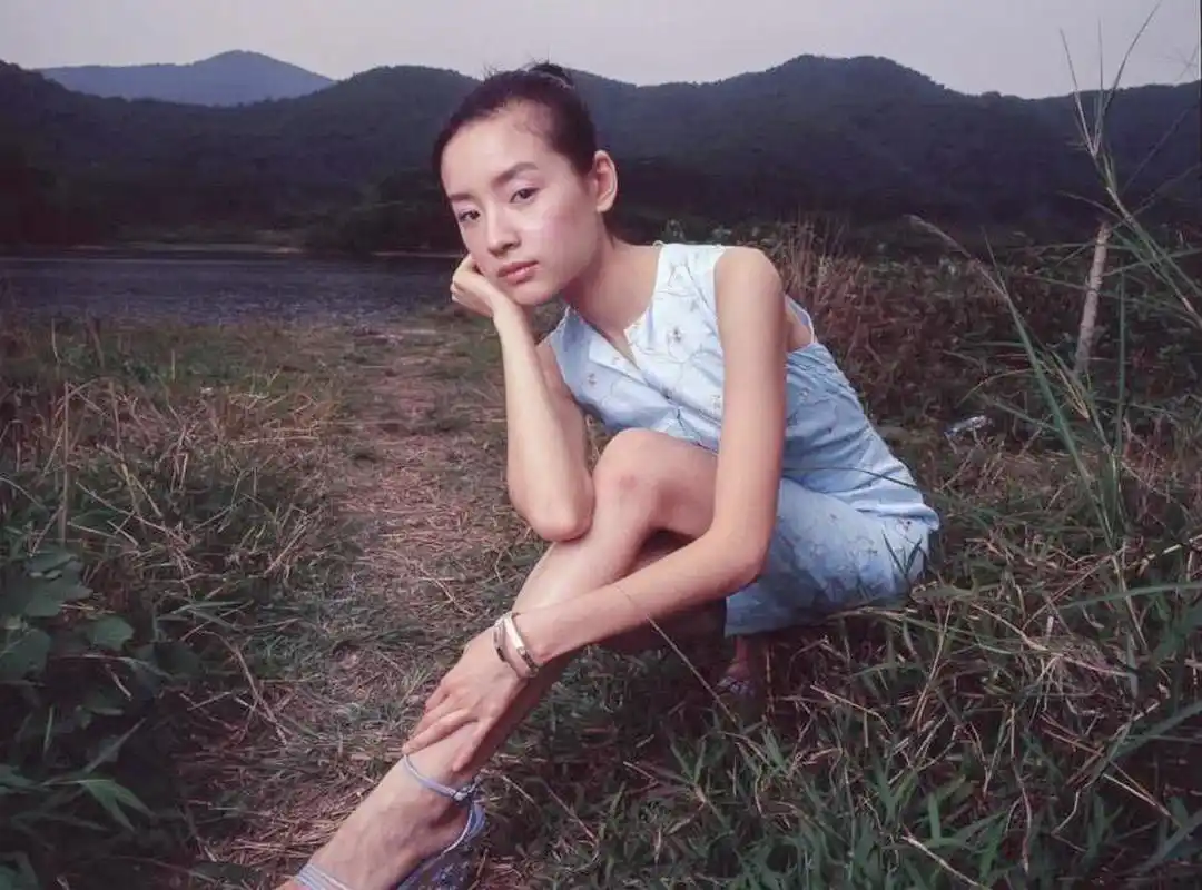 董洁16岁时的照片,胶片质感很好!胶原蛋白满脸