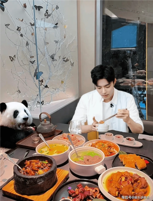 肖战同款山洞被挤得水泄不通,难得她们有如此闲情!