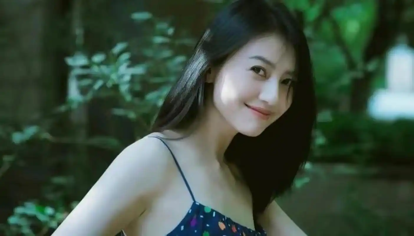 被称为"国民女神"的高圆圆"年轻的时候,肤色白皙水嫩,身材高挑迷人