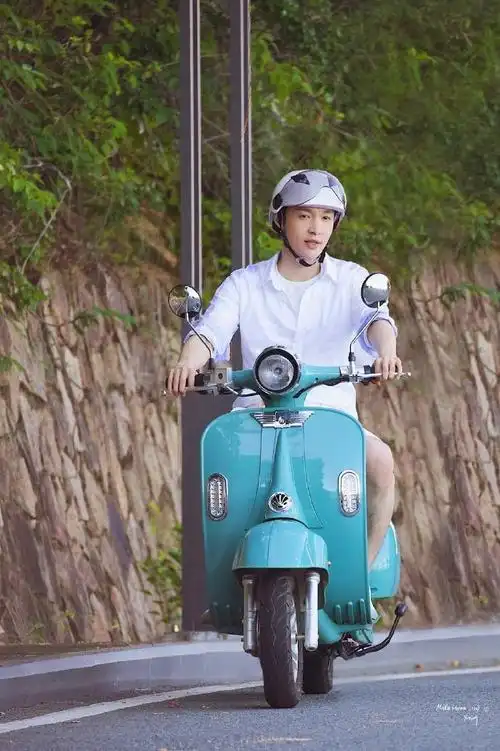 张艺兴相逢时节骑电瓶车饭拍路透图##张艺兴相逢时节骑摩托路透