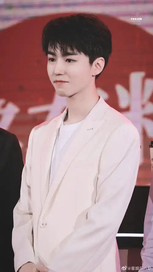 王俊凯白马王子  王俊凯白色西装 王俊凯上海品牌活动饭拍图