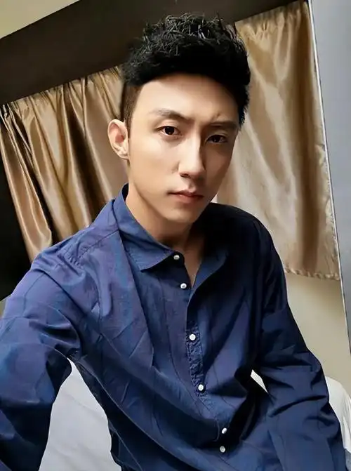 黄景瑜自从离婚后,感情就非常神秘,虽然是公众人物,但是感情也没有