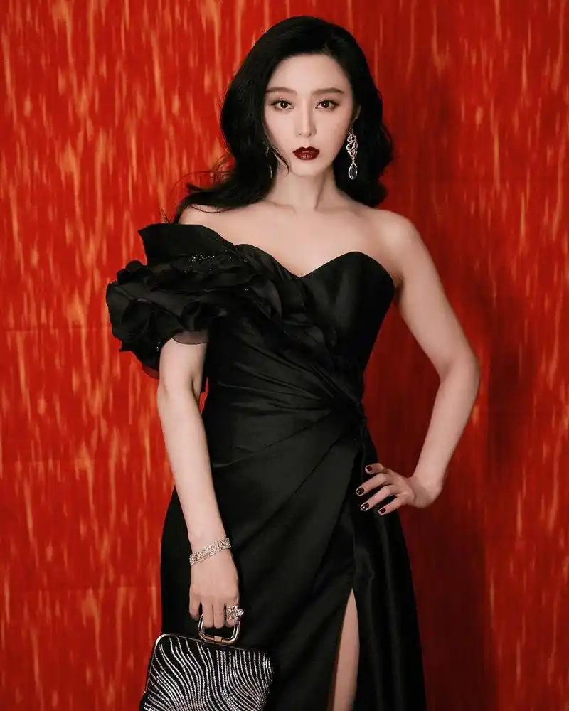 10月14日,@范冰冰 作为特邀嘉宾亮相#第27届华鼎奖#红毯