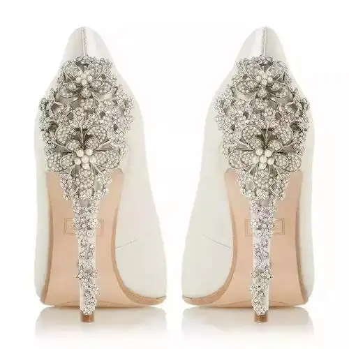 1200官网有专属婚礼频道,除了婚鞋,还有搭配在一起的婚包,拖鞋,饰品等