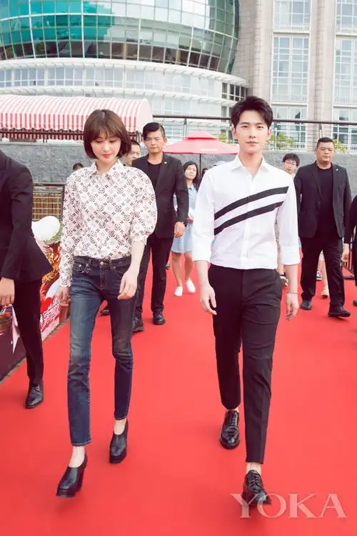 杨洋携郑爽一起出席《微微一笑很倾城》电视剧发布会