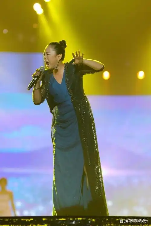 在华语乐坛中,黄绮珊是一位备受瞩目的歌手.