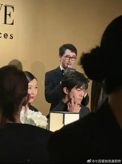 易烊千玺和郭富城女儿打招呼